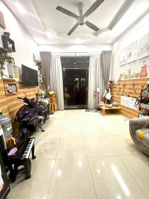 Nhà bán Phú Nhuận 3 tầng đẹp, 4 phòng ngủ tiện nghi, hẻm thông, sát mặt tiền.